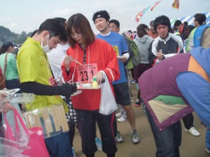 かきカキ 台を首かけた女性