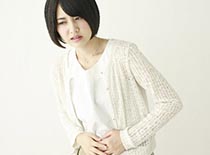 女性お腹痛いサムネ