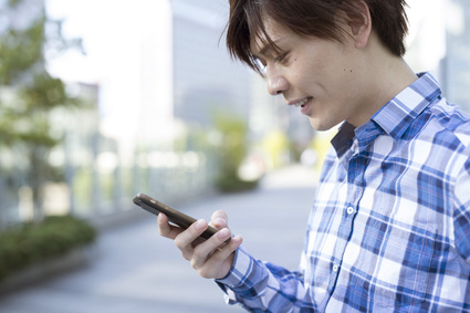 スマホを見る男性