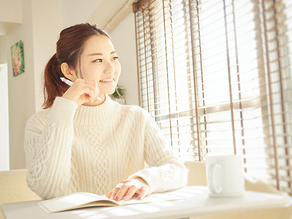 メモを取る女性