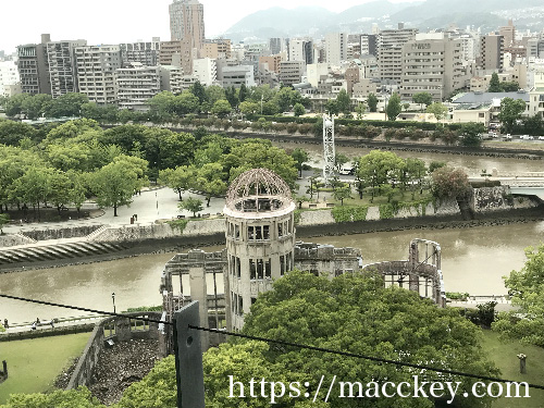 外を見る