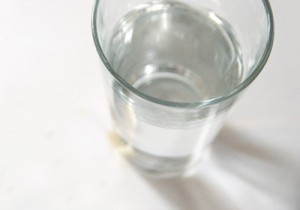 水のグラス