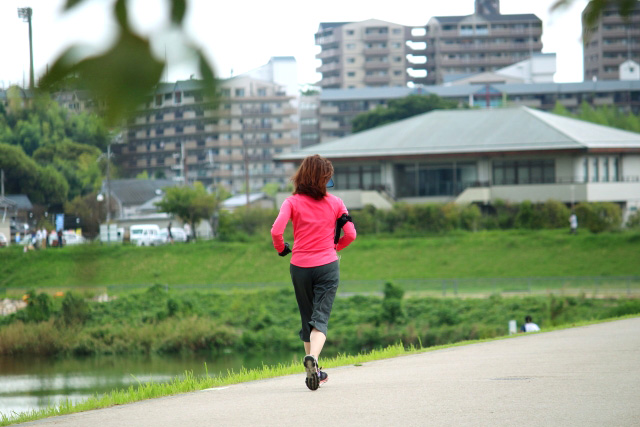 走る女性2